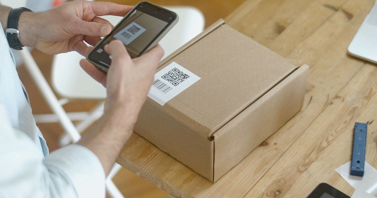 Client scannant un QR code avec son smartphone