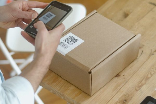 Client scannant un QR code avec son smartphone