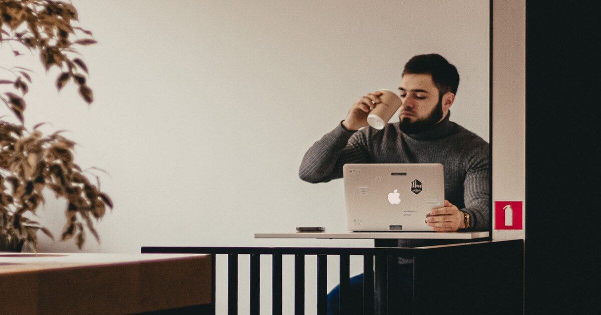 Professionnel utilisant un ordinateur portable dans un café