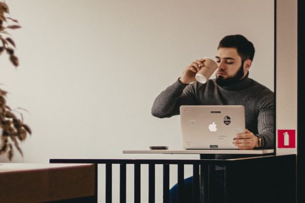Professionnel utilisant un ordinateur portable dans un café