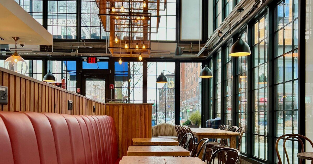 Salle lumineuse et accueillante dans un restaurant local