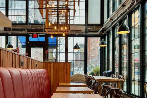 Salle lumineuse et accueillante dans un restaurant local